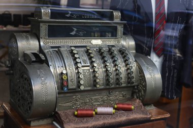 Milan (İtalya), 10 / 06 / 2025 - Milano 'da tam faaliyet halinde çok sayıda terzi dükkanı bulmak mümkündür ve ayrıca yazar kasa ve eski dikiş makineleri gibi tarihi eserleri de bulundururlar. (Edson De Souza / Yeniler 2) 