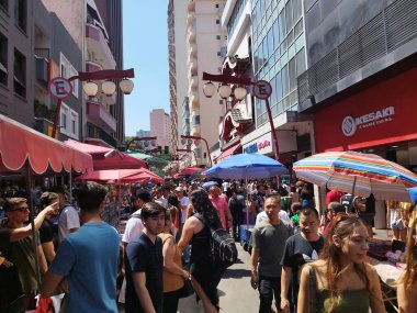 Sao Paulo (SP), 10 / 05 / 2025 - Ekonomi / Ticaret / Tüketim / SP - Sao Paulo 'daki Liberdade mahallesinin sokaklarında tüketicilerin hareketi, bu Pazar, 5 Ekim 2025. (Leandro Chemalle / Yeniler 2)   