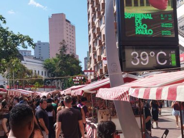 Sao Paulo (SP), 10 / 05 / 2025 - Ekonomi / Ticaret / Tüketim / SP - Sao Paulo 'daki Liberdade mahallesinin sokaklarında tüketicilerin hareketi, bu Pazar, 5 Ekim 2025. (Leandro Chemalle / Yeniler 2)   