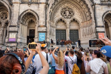 New York 'taki Aziz John Divine' da Hayvanlar Kutsaması ziyafeti. 5 Ekim 2025, New York, New York, ABD: İnsanlar Hayvanlar Kutsaması sırasında kiliseye yapılan hayvan geçit törenini izlemek için toplandılar. (M10 'lar\ yeni 2ler))