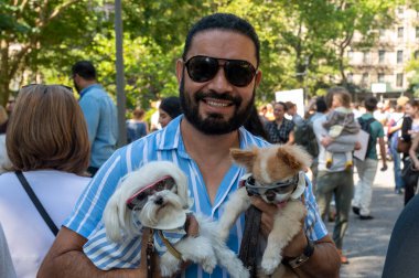 New York 'taki Aziz John Divine' da Hayvanlar Kutsaması ziyafeti. 5 Ekim 2025, New York, New York, ABD: Bir adam, İlahi John Katedrali 'nde hayvanların kutsamasında köpek tutuyor. (M10 'lar\ yeni 2ler))