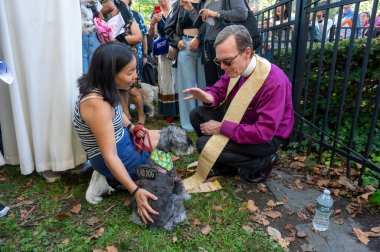 New York 'taki Aziz John Divine' da Hayvanlar Kutsaması ziyafeti. 5 Ekim 2025, New York, New York, ABD: New York piskoposluk bölgesinin 17. Piskoposu Aziz Matthew F. Heyd, bir köpeği kutsadı. (M10 'lar\ yeni 2ler))