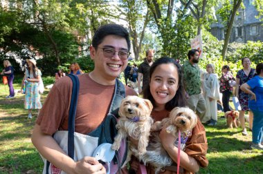 New York 'taki Aziz John Divine' da Hayvanlar Kutsaması ziyafeti. 5 Ekim 2025, New York, New York, ABD: İnsanlar ve hayvanları Kutsal John Katedrali 'nde Hayvanlar Kutsaması için toplanıyorlar. (M10 'lar\ yeni 2ler))