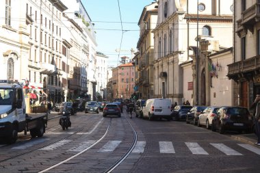 Milan (İtalya), 10 / 07 / 2025 - Milano 'nun merkezinde Salı günü öğleden sonra daha sıcak sıcaklıklarla büyük insan hareketliliği. (Edson De Souza / Yeniler 2)              