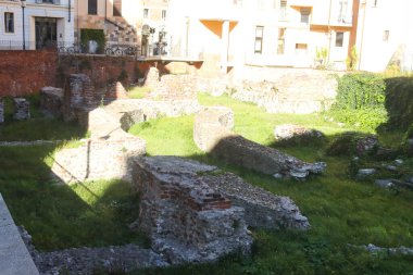 Milan (İtalya), 7 Ekim 2025 - İmparator Maximian zamanından kalma modern Via Brisa 'da bulunan Mediolanum İmparatorluk Sarayı' nın kalıntıları müzelerin yeşil bir bölgesinde yer almaktadır. (Edson de souza 2nci bölüm))       