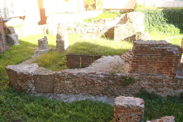 Milan (İtalya), 7 Ekim 2025 - İmparator Maximian zamanından kalma modern Via Brisa 'da bulunan Mediolanum İmparatorluk Sarayı' nın kalıntıları müzelerin yeşil bir bölgesinde yer almaktadır. (Edson de souza 2nci bölüm))       