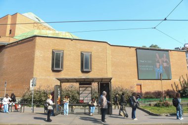Milan (İtalya), 10 / 08 / 2025 - Castello Sforzesco ve çevresindeki Milano halkı ve turistlerin büyük hareketi, 8 Ekim 2025. (Edson de souza 2nci bölüm))                       