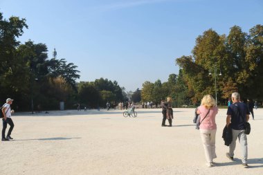 Milan (İtalya), 10 / 08 / 2025 - Castello Sforzesco ve çevresindeki Milano halkı ve turistlerin büyük hareketi, 8 Ekim 2025. (Edson de souza 2nci bölüm))                       
