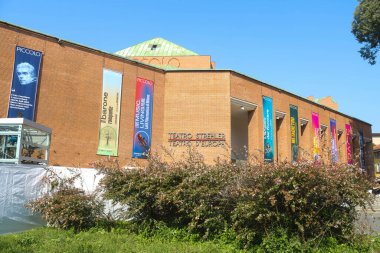 Milan (İtalya), 8 Ekim 2025 - Kültür / Strehler Tiyatrosu / Teatro d 'Europa - Piccolo Strehler Tiyatrosuna Giriş. (Edson de souza 2nci bölüm))              