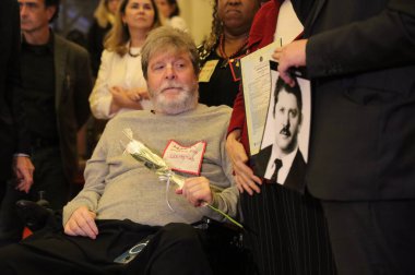 Sao Paulo (SP), 8 Ekim 2025 - Marcelo Rubens Paiva, yazar ve oyun yazarı, babasının (Rubens Paiva) ölüm sertifikasını Hukuk Fakültesi 'nin ana salonunda aldı. (Marcelo estevao.) (Yeni 2.)      