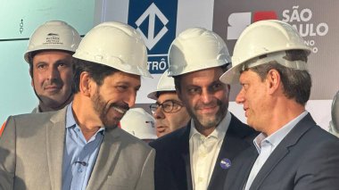 Sao Paulo (SP), 10 / 08 / 2025 - Sao Paulo valisi ve Belediye Başkanı Ricardo Nunes, Çin şirketi BYD 'den bir tren ve Yeşil Koridor' da faaliyet gösterecek bir otobüse bindiler. (oslaim brito\ the new 2color)        