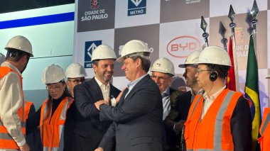 Sao Paulo (SP), 10 / 08 / 2025 - Sao Paulo valisi ve Belediye Başkanı Ricardo Nunes, Çin şirketi BYD 'den bir tren ve Yeşil Koridor' da faaliyet gösterecek bir otobüse bindiler. (oslaim brito\ the new 2color)        