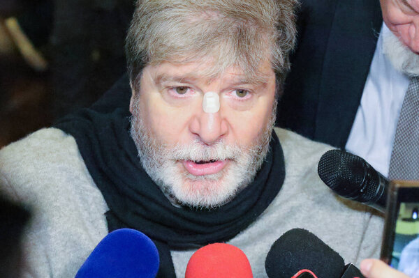 Сан-Паулу (СП), 8 октября 2025 года - Марсело Рубенс Паива, писатель и драматург, получает свидетельство о смерти своего отца (Рубенса Паивы) на церемонии в главном зале юридического факультета университета. (marcelo estevao presidentthenews2)      