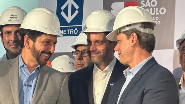 Sao Paulo (SP), 10 / 08 / 2025 - Sao Paulo valisi ve Belediye Başkanı Ricardo Nunes, Çin şirketi BYD 'den bir tren ve Yeşil Koridor' da faaliyet gösterecek bir otobüse bindiler. (oslaim brito\ the new 2color)        