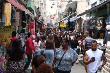 Rio de Janeiro (RJ), 10/11/2025 - Movement/Children's Days/RJ - Intense movement on the streets of Saara for last-minute shopping on Children's Days. Saara is considered one of the largest shopping malls in downtown Rio (jose lucena/thenews2)