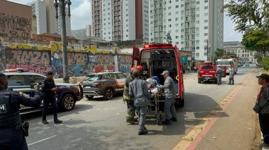 Sao Paulo (SP), October 11, 2025 collapse/facade/Duque de Caxias  Facade collapse on Avenida Duque de Caxias Alt 460 left two people injured and rescued by the fire department. Civil Defense isolated the area for forensic work (Oslaim Brito/thenews2)