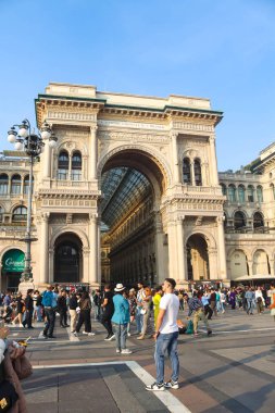 Milan (Italy), 10/11/2025 - movement of people/center of Milan - great movement of Milanese and tourists in the center of Milan, on the hot afternoon of this Saturday, October 11, 2025. (Edson De Souza\Thenews2)    