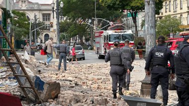 Sao Paulo (SP), October 11, 2025 collapse/facade/Duque de Caxias  Facade collapse on Avenida Duque de Caxias Alt 460 left two people injured and rescued by the fire department. Civil Defense isolated the area for forensic work (Oslaim Brito/thenews2)