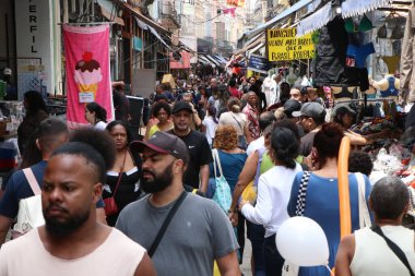 Rio de Janeiro (RJ), 10/11/2025 - Movement/Children's Days/RJ - Intense movement on the streets of Saara for last-minute shopping on Children's Days. Saara is considered one of the largest shopping malls in downtown Rio (jose lucena/thenews2)