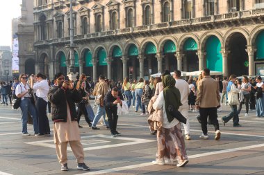 Milan (Italy), 10/11/2025 - movement of people/center of Milan - great movement of Milanese and tourists in the center of Milan, on the hot afternoon of this Saturday, October 11, 2025. (Edson De Souza\Thenews2)    