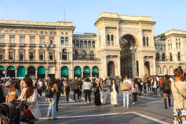 Milan (Italy), 10/11/2025 - movement of people/center of Milan - great movement of Milanese and tourists in the center of Milan, on the hot afternoon of this Saturday, October 11, 2025. (Edson De Souza\Thenews2)    