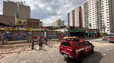 Sao Paulo (SP), October 11, 2025 collapse/facade/Duque de Caxias  Facade collapse on Avenida Duque de Caxias Alt 460 left two people injured and rescued by the fire department. Civil Defense isolated the area for forensic work (Oslaim Brito/thenews2)