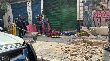 Sao Paulo (SP), October 11, 2025 collapse/facade/Duque de Caxias  Facade collapse on Avenida Duque de Caxias Alt 460 left two people injured and rescued by the fire department. Civil Defense isolated the area for forensic work (Oslaim Brito/thenews2)