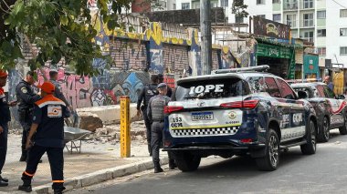 Sao Paulo (SP), October 11, 2025 collapse/facade/Duque de Caxias  Facade collapse on Avenida Duque de Caxias Alt 460 left two people injured and rescued by the fire department. Civil Defense isolated the area for forensic work (Oslaim Brito/thenews2)