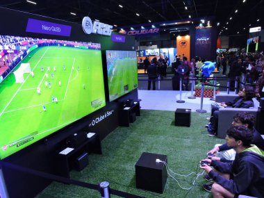 Sao Paulo (SP), 10/09/2025 - Technology/Games/BGS - Gamers play soccer on Samsung's Neo QLED Mega TVs on the first day of the Brasil Game Show, which takes place in the Anhembi district  (leandro chemalle/thenews2)