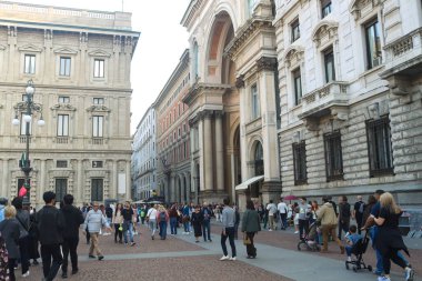 Milan (Italy), 10/11/2025 - movement of people/center of Milan - great movement of Milanese and tourists in the center of Milan, on the hot afternoon of this Saturday, October 11, 2025. (Edson De Souza\Thenews2)    