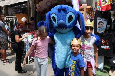 Rio de Janeiro (RJ), 10/11/2025 - Movement/Children's Days/RJ - Intense movement on the streets of Saara for last-minute shopping on Children's Days. Saara is considered one of the largest shopping malls in downtown Rio (jose lucena/thenews2)