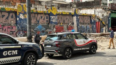 Sao Paulo (SP), October 11, 2025 collapse/facade/Duque de Caxias  Facade collapse on Avenida Duque de Caxias Alt 460 left two people injured and rescued by the fire department. Civil Defense isolated the area for forensic work (Oslaim Brito/thenews2)