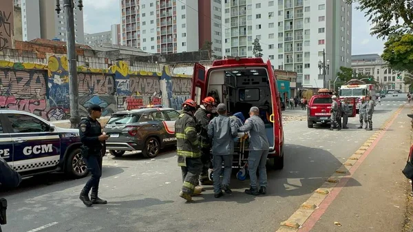 Sao Paulo (SP), October 11, 2025 collapse/facade/Duque de Caxias  Facade collapse on Avenida Duque de Caxias Alt 460 left two people injured and rescued by the fire department. Civil Defense isolated the area for forensic work (Oslaim Brito/thenews2)