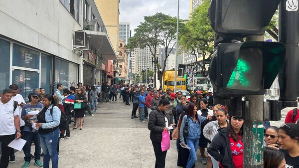 Sao Paulo (SP), 10/15/2025 - queue/work/unemployment/cleaning/SP - job queue on Avenida Rio Branco corner of Rua Timbiras in the central region of Sao Paulo, for vacancies in urban cleaning, which attracted a crowd of people. (Oslaim Brito/Thenews2)