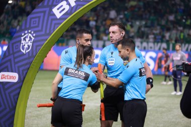 Sao Paulo (SP), 10/15/2025 - Brasileirao/Palmeiras vs Red Bull Bragantino - The referee: Raphael Claus (SP), the assistant referee Maira Mastella Moreira (RS), during the match between Palmeiras and Red Bull Bragantino (Leco Viana/Thenews2)