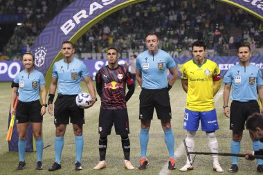 Sao Paulo (SP), 10/15/2025 - Brasileirao/Palmeiras vs Red Bull Bragantino - The referee: Raphael Claus (SP), the assistant referee Maira Mastella Moreira (RS) during the match between Palmeiras and Red Bull Bragantino (Leco Viana/Thenews2)