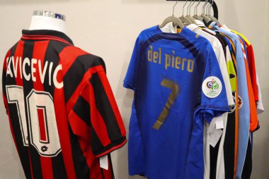 Milan (İtalya), 16 Ekim 2025 - Memorabilia Trading Milano / Autographed Soccer Jersey - Memorabilia Trading Milano, orijinal ürünleri satan ve değiş tokuş eden bir mağazadır. (Edson de souza 2nci bölüm))       
