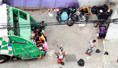 Rio de Janeiro (rj), 10 / 17 / 2025 - çöp toplayıcıları / aç / saldırı / çöp kamyonu - aç çöp toplayıcıları yemek için Rio de Janeiro şehir merkezindeki çöp kamyonuna saldırıyorlar. (Onofre Veras / Yeni2)      