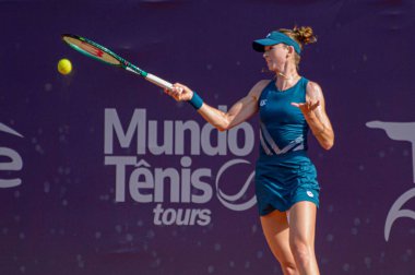 Rio de Janeiro (rj), 10 / 17 / 2025 - Rio de Janeiro şehrindeki Techset akademisinde düzenlenen Rio de Janeiro 'lu kadınların çeyrek final maçında forehand performansı sergiliyor. (Gabby costa\ the newws2)