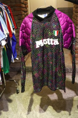 Milan (İtalya), 16 Ekim 2025 - Memorabilia Trading Milano / Autographed Soccer Jersey - Memorabilia Trading Milano, orijinal ürünleri satan ve değiş tokuş eden bir mağazadır. (Edson de souza 2nci bölüm))       