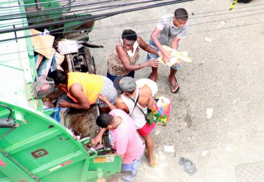 Rio de Janeiro (rj), 10 / 17 / 2025 - çöp toplayıcıları / aç / saldırı / çöp kamyonu - aç çöp toplayıcıları yemek için Rio de Janeiro şehir merkezindeki çöp kamyonuna saldırıyorlar. (Onofre Veras / Yeni2)      