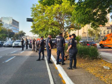 Sao Paulo (SP), 10 / 17 / 2025 - küçük / shot / soygun / sivil polis / SP - bir cep telefonu çalmak için arabanın camını kırdıktan sonra Av Tiradentes 'e ateş edildi. Şoför, sivil polis memuru, tepki göstererek onu vurdu, olay kaydedildi (Oslaim Brito / Thenews2)
