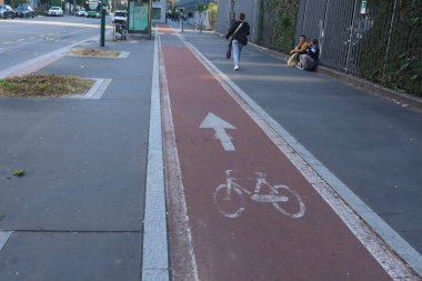 Milan (İtalya), 10 / 17 / 2025 - 17 Ekim 2025 Cuma günü, Milano 'daki Lotto mahallesindeki metro çevresinde insan / Lotto mahallesi / Milan- hareketi ve ilginç binalar. (Edson De Souza / Yeniler 2)       