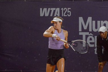 Rio de Janeiro (rj), 10 / 17 / 2025 - oyuncu Irene Burillo Rio de Janeiro 'daki Techset akademisinde düzenlenen rio kadınlarının çiftler yarı finallerinde forehand performansı sergiliyor. (Gabby costa\ the newws2)