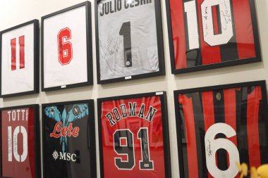 Milan (İtalya), 16 Ekim 2025 - Memorabilia Trading Milano / Autographed Soccer Jersey - Memorabilia Trading Milano, orijinal ürünleri satan ve değiş tokuş eden bir mağazadır. (Edson de souza 2nci bölüm))       