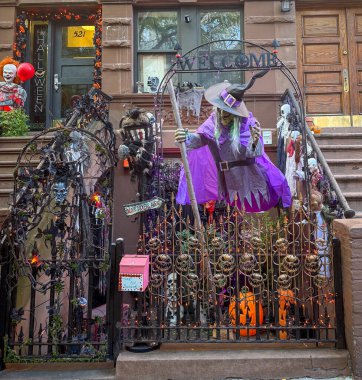 17 Ekim 2025, New York, ABD: Manhattan - New York 'taki bazı evler 31 Ekim' deki kutlama günü öncesinde Cadılar Bayramı kostümleriyle süslenmiştir. (Niyi Fote/Thenews2)           