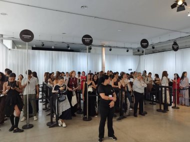 Sao Paulo (SP), 10 / 17 / 2025 - Sao Paulo Moda Haftası sponsorlarının Ibirapuera Park 'taki Brezilya Kültür Pavyonu' ndaki (Pacubra) halk, modeller ve tasarımcıların hareketi. (Leandro Chemalle\ Yeni 2))       