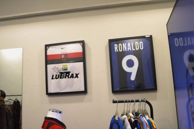 Milan (İtalya), 16 Ekim 2025 - Memorabilia Trading Milano / Autographed Soccer Jersey - Memorabilia Trading Milano, orijinal ürünleri satan ve değiş tokuş eden bir mağazadır. (Edson de souza 2nci bölüm))       