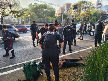 Sao Paulo (SP), 10 / 17 / 2025 - küçük / shot / soygun / sivil polis / SP - bir cep telefonu çalmak için arabanın camını kırdıktan sonra Av Tiradentes 'e ateş edildi. Şoför, sivil polis memuru, tepki göstererek onu vurdu, olay kaydedildi (Oslaim Brito / Thenews2)