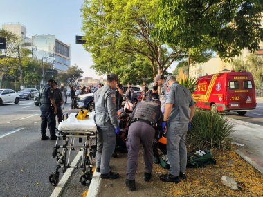 Sao Paulo (SP), 10 / 17 / 2025 - küçük / shot / soygun / sivil polis / SP - bir cep telefonu çalmak için arabanın camını kırdıktan sonra Av Tiradentes 'e ateş edildi. Şoför, sivil polis memuru, tepki göstererek onu vurdu, olay kaydedildi (Oslaim Brito / Thenews2)